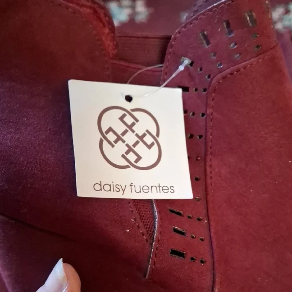 Daisy Fuentes 9M Burgundy Suede Ankle Booties